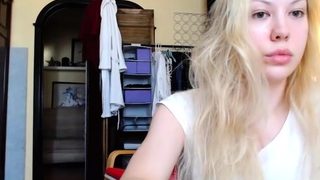 Pissing masturbating babe solo toy play